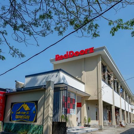 Reddoorz Near Padang Golf Adisucipto Hotel Potrojayan Exterior photo