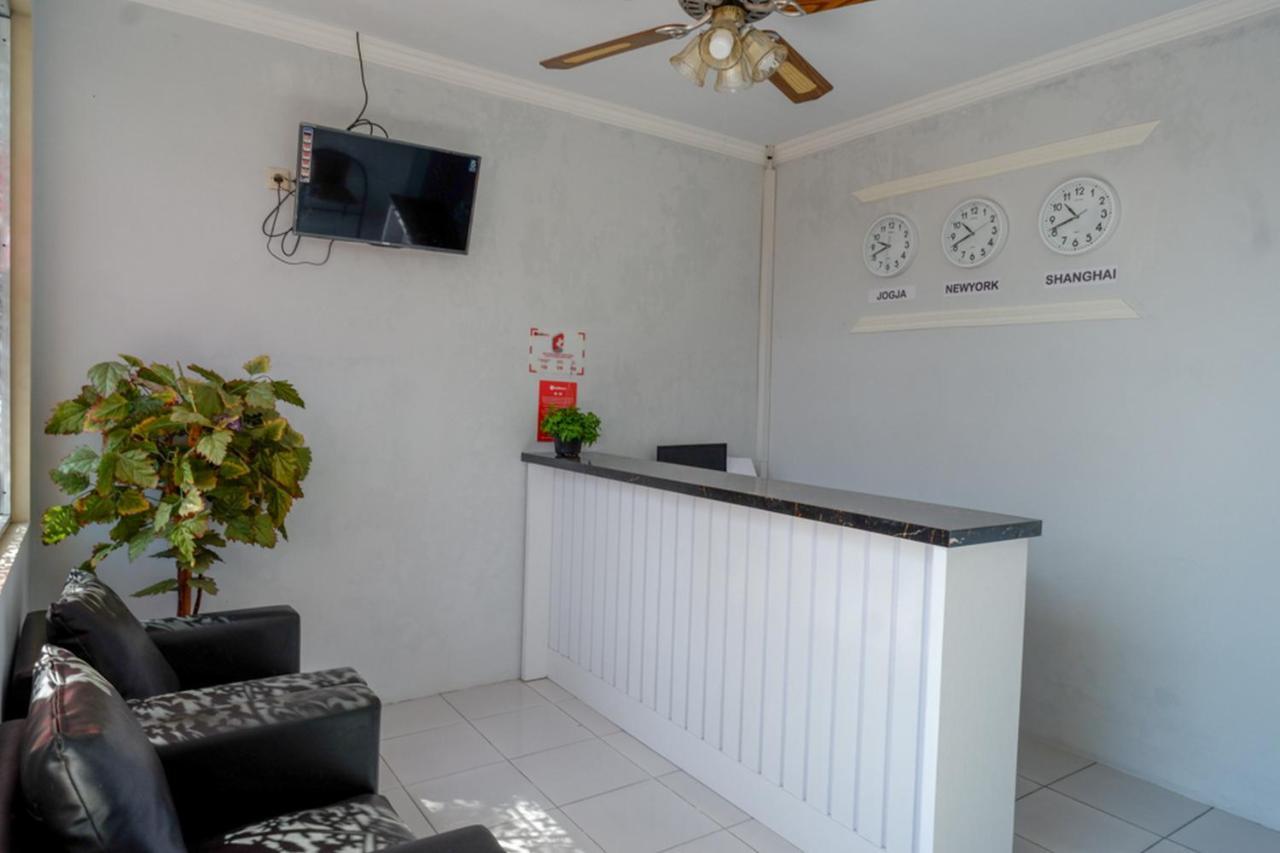 Reddoorz Near Padang Golf Adisucipto Hotel Potrojayan Exterior photo